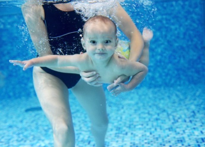 Bebés al agua, la estimulación acuática