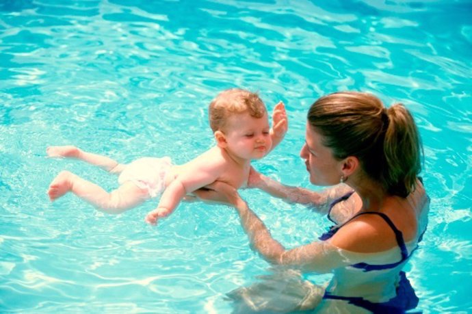 Ejercicios de estimulación acuática para bebés