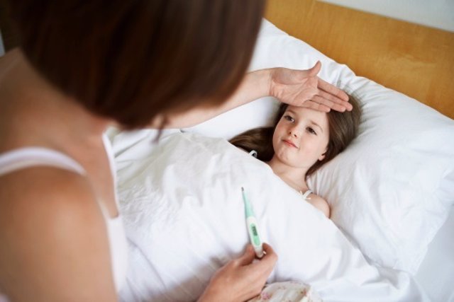 Qué hacer si tu hijo tiene fiebre