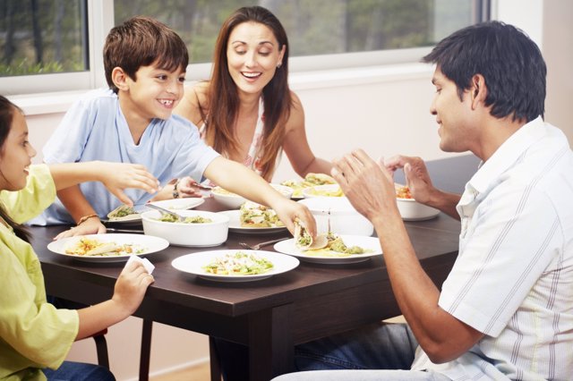 Motivos científicos para cenar con los hijos en familia