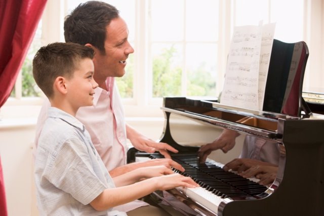 Padre e hijo con piano. Canciones para el día del padre
