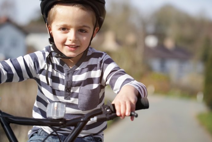 Niño con bicicleta