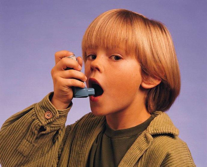 Niño con inhalador, asma