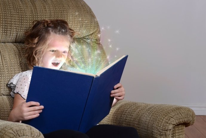 Literatura infantil, niña lee