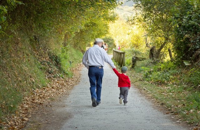 Abuelo y nieto pasean