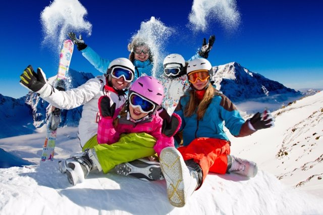 Esquiando en familia, las mejores estaciones familiares