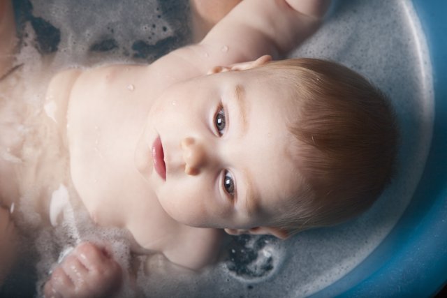 Cómo bañar a tu bebé