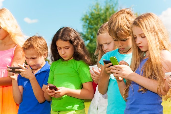 Los niños dedican más tiempo al móvil que al ejercicio en vacaciones
