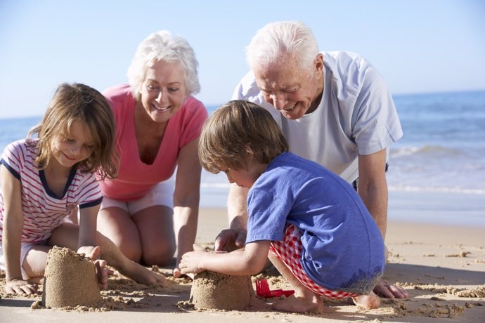 Jugar con los nietos ayuda a prevenir la osteoporosis