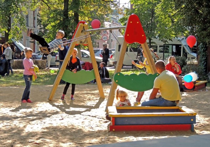 Niños y bebés en el parque infantil