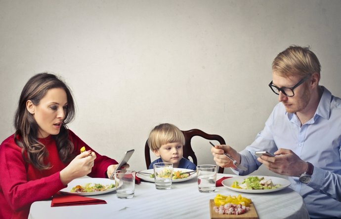 La adicción de los padres a sus smartphones repercute en la actitud de sus hijos