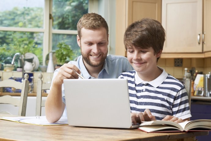 La educación de los padres es lo más importante para evitar los peligros online