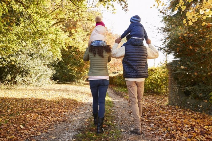 Los paseos en familia ayudan a afianzar el vínculo familiar.