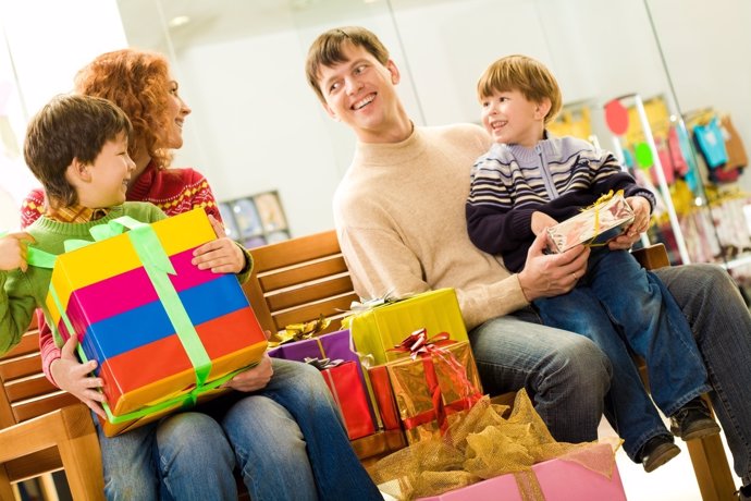 Las compras navideñas pueden ser un gran gasto si no se tiene cuidado.