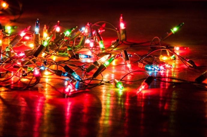 Las luces de Navidad pueden ocasionar accidentes si no se tiene cuidado.