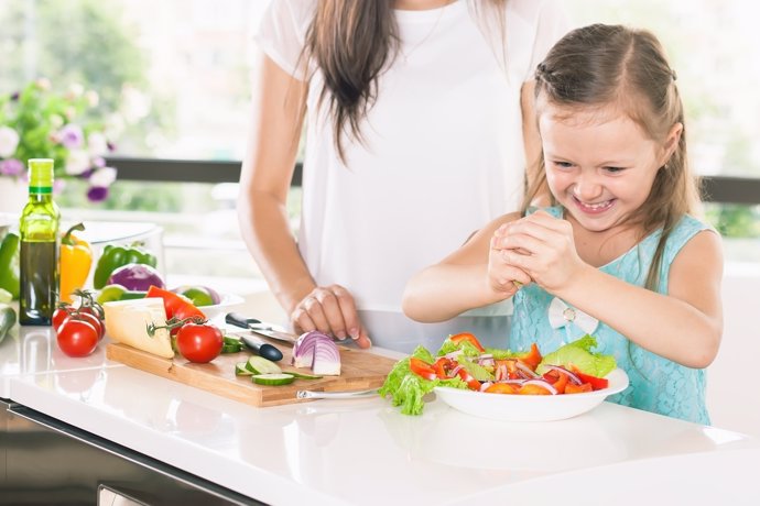 Hacer participar a los niños en la cocina ayuda a mejorar su dieta.