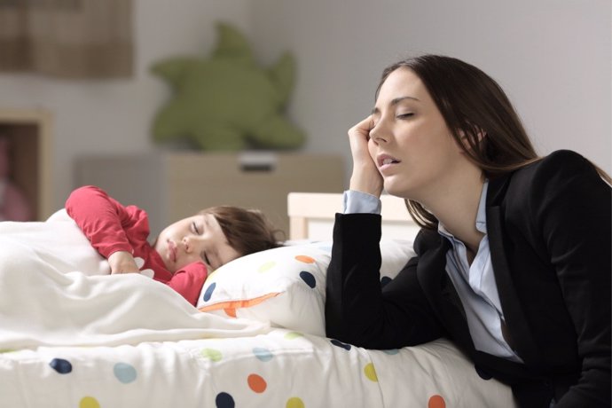 Así cambian las rutinas de sueño en los padres con sus bebés