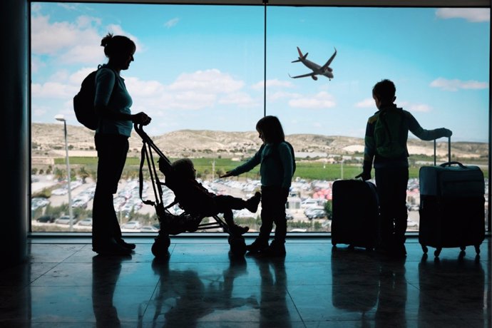 Las familias españolas aumentan su gasto en viajes.