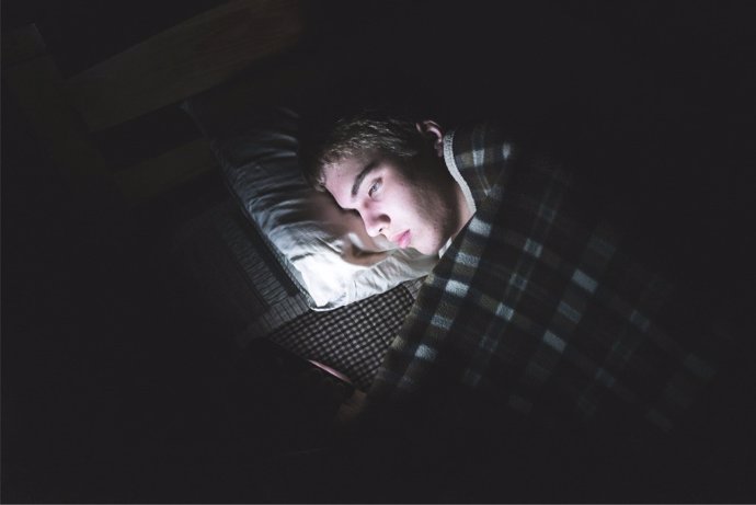 Las nuevas tecnologías están alterando los hábitos de sueño de los adolescentes.