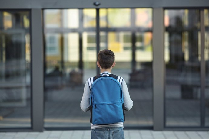 Las mochilas escolares se convierten en un verdadero problema debido al exceso de peso que recae sobre lasa espaldas de los estudiantes.