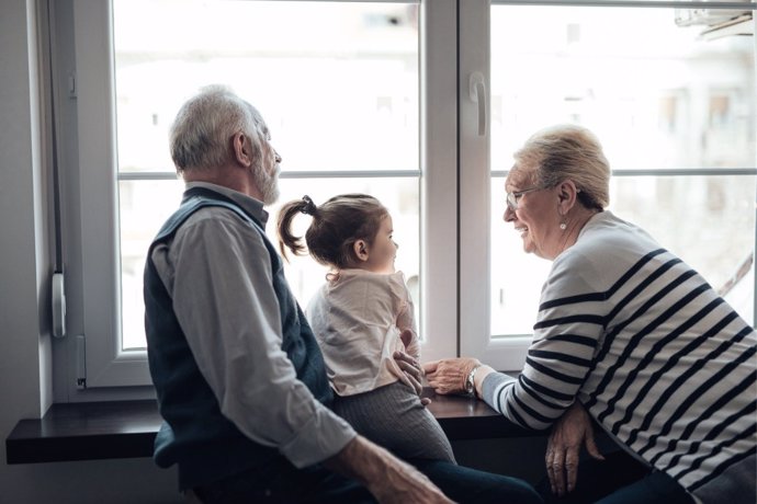 Las ayudas que en muchos casos prestan los abuelos en casa, pueden crearle una excesiva carga física y mental.