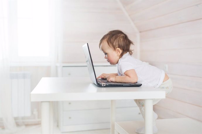Los posibles riesgos para tu bebé derivados del uso de pantallas antes de los 2 años