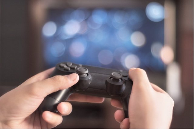 El confinamiento aumenta el riesgo de adicción a las pantallas y a los videojuegos en los más pequeños.