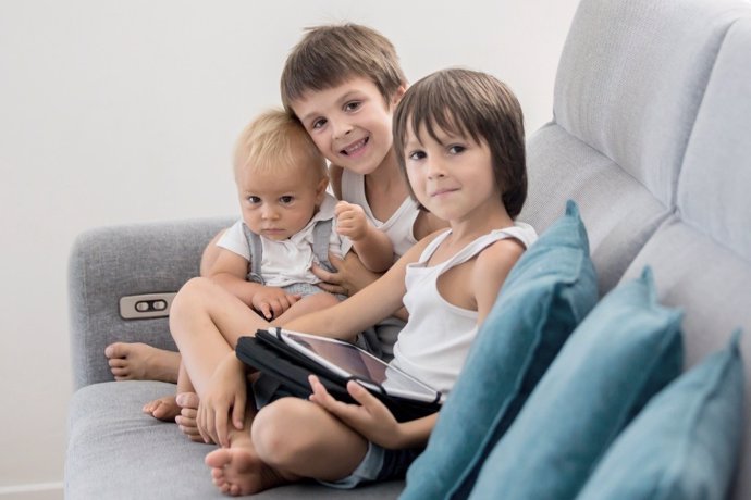 El riesgo de convertir a las pantallas en niñera para los niños