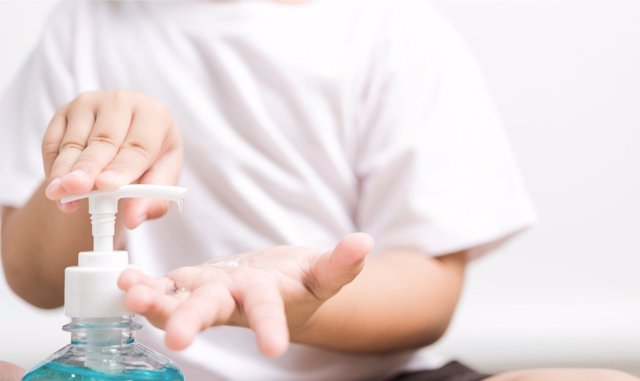 El gel hidroalcohólico puede ser perjudicial para niños con dermatitis.