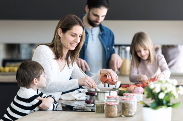 Las comidas en familia ayudan a una buena nutrición en los hijos.