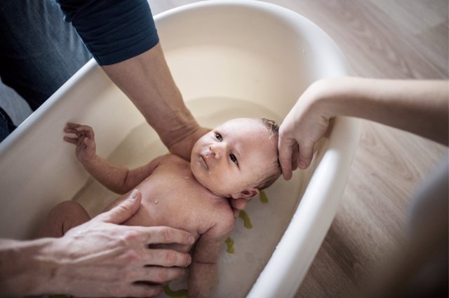 Todo lo que debes saber sobre el primer baño de tu bebé.