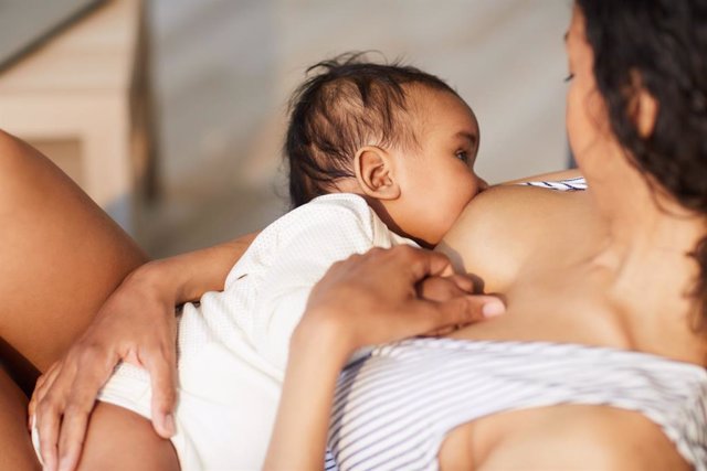 Archivo - La dentadura del bebé también se beneficia de la lactancia materna.