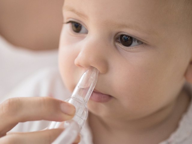 Así debes realizar los lavados nasales a tus bebés para garantizar una correcta higiene.
