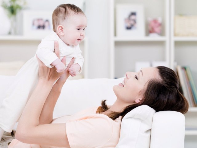 Coger al niño en brazos contribuye a mejorar el desarrollo delular de los bebés.