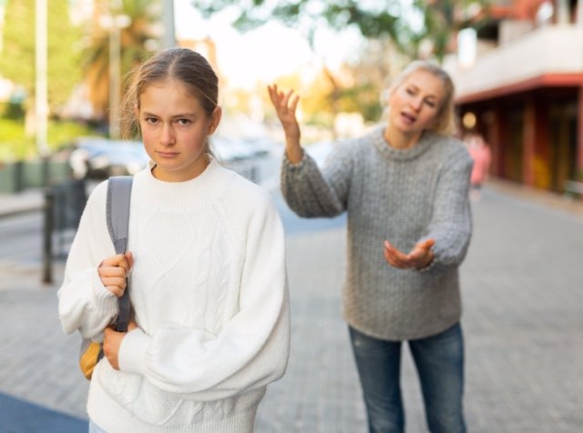 ¿Por Qué Parece Que Los Adolesentes Se Vuelven Contra Sus Padres?