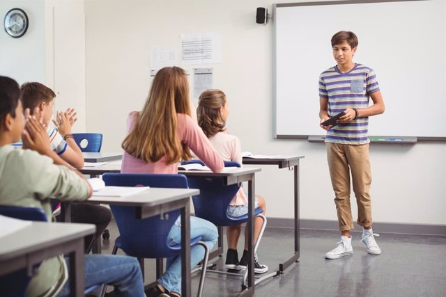 Archivo - Schoolboy giving presentation in classroom at school