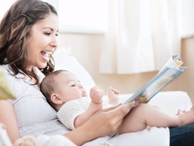 Leer a los bebés tiene grandes beneficios, aunque en un primer momento pueda parecer lo contrario.
