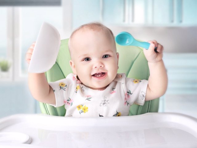 Cuando un bebé aprende a agarrar los cubiertos, quiere decir algo muy importante en el desarrollo neurológico de los hijos.
