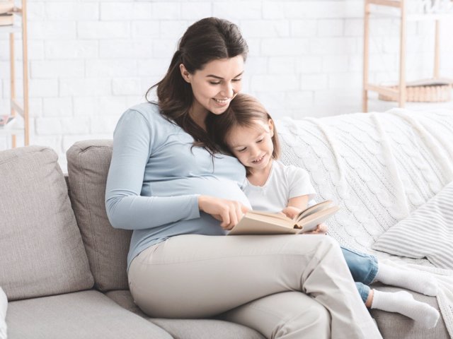 La lectura compartida en familia tiene varios beneficios.