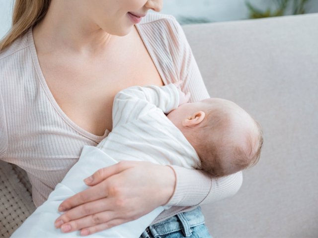 La vuelta al trabajo supone un problema para que muchas madres en España sigan apostando por la lactancia.