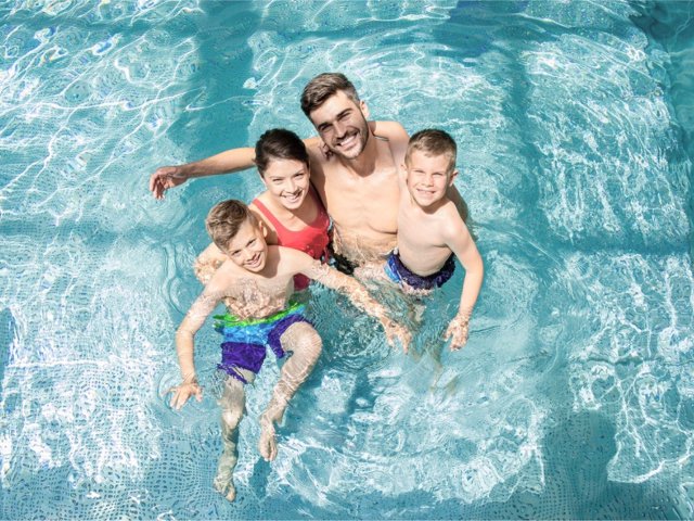 A continuación te proponemos cinco planes muy divertidos y seguros, en familia, para enfrentarte a las olas de calor en verano.