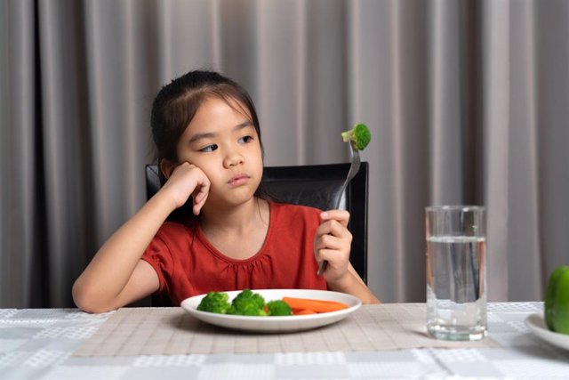 Archivo - Los niños y su negativa a comer verduras