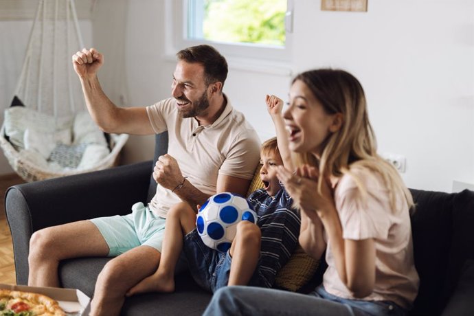 Archivo - Ver juntos eventos deportivos fomenta la comunicación en familia -Istock