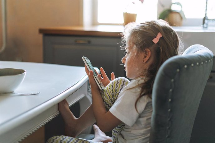 Archivo - Nos enferma ver a nuestros niños y adolescentes pegados a la pantalla del móvil, de la tablet, del ordenador o de la consola